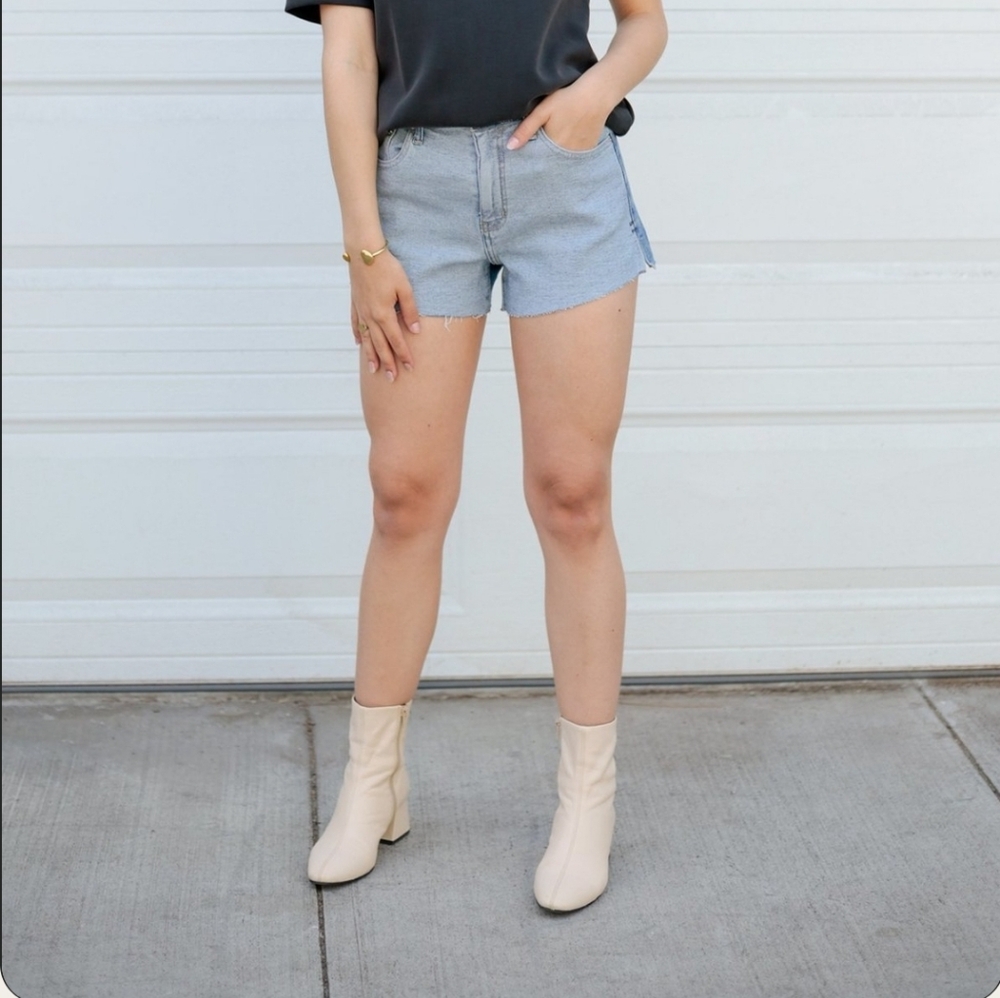 NWT Etica Bella High Rise Distressed Two Toned Cut Off Short- size 32